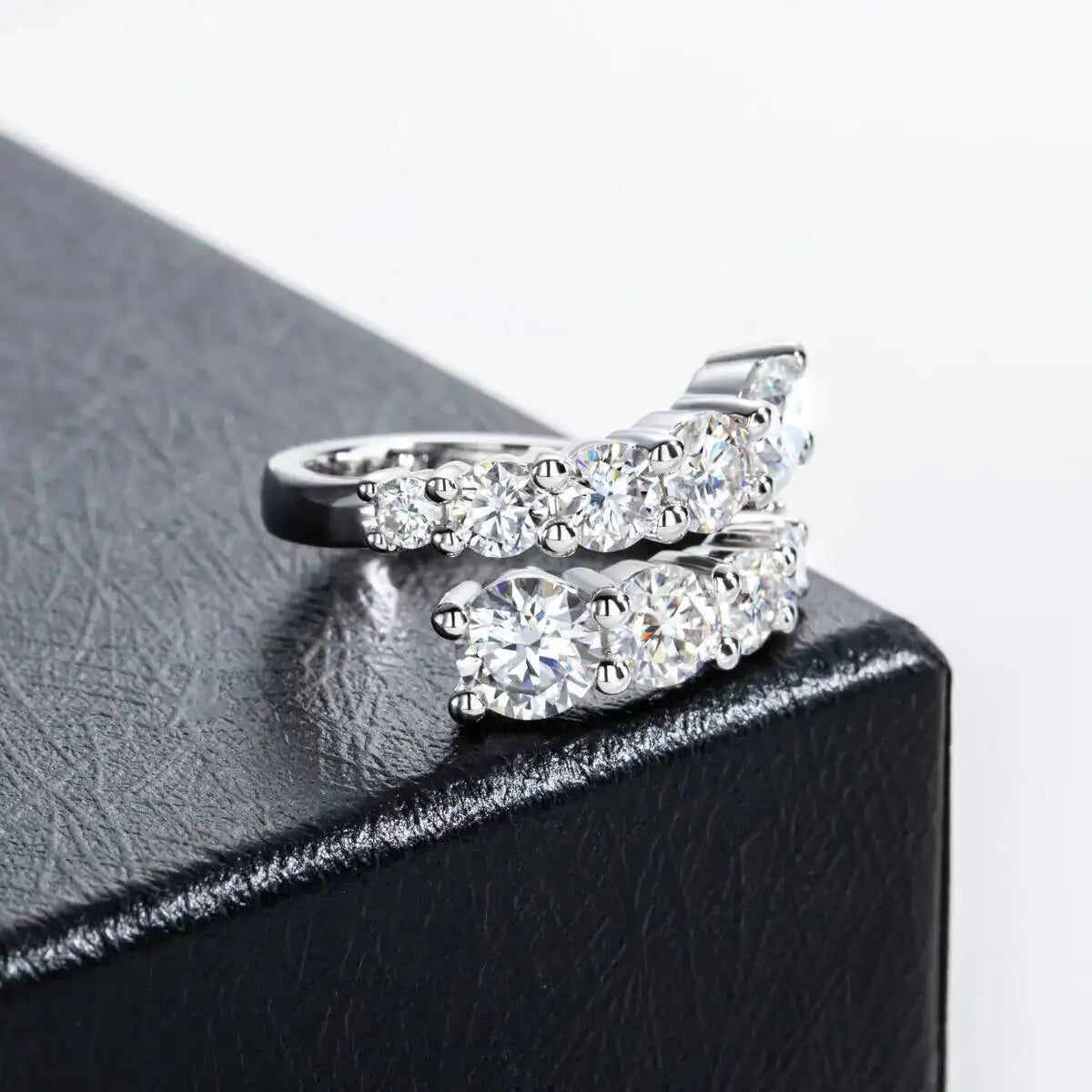 Maison Novaire Twist Moissanite Band