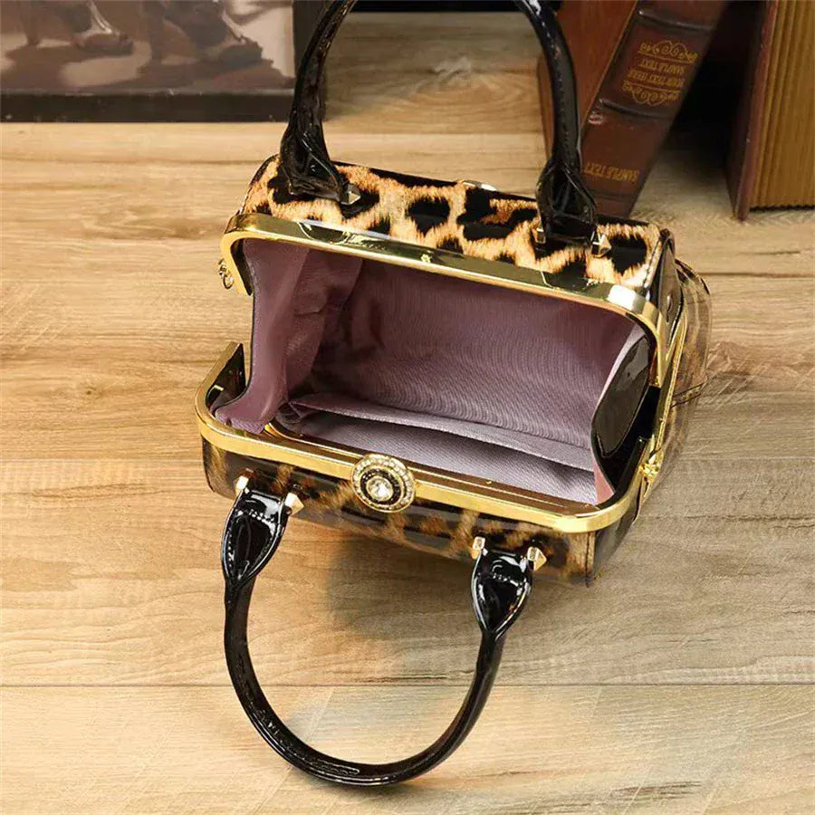 New minimalist and fashionable small handbag.