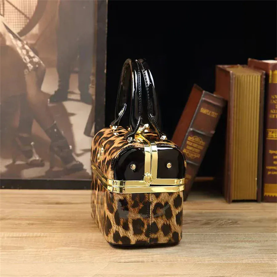 New minimalist and fashionable small handbag.